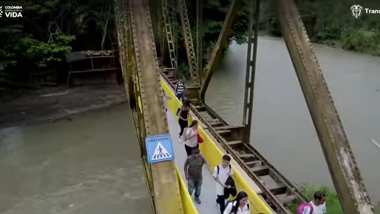 El puente tiene 1,44 metros de ancho y 57 metros de longitud, el cual sirve como pasarela peatonal para atravesar el afluente