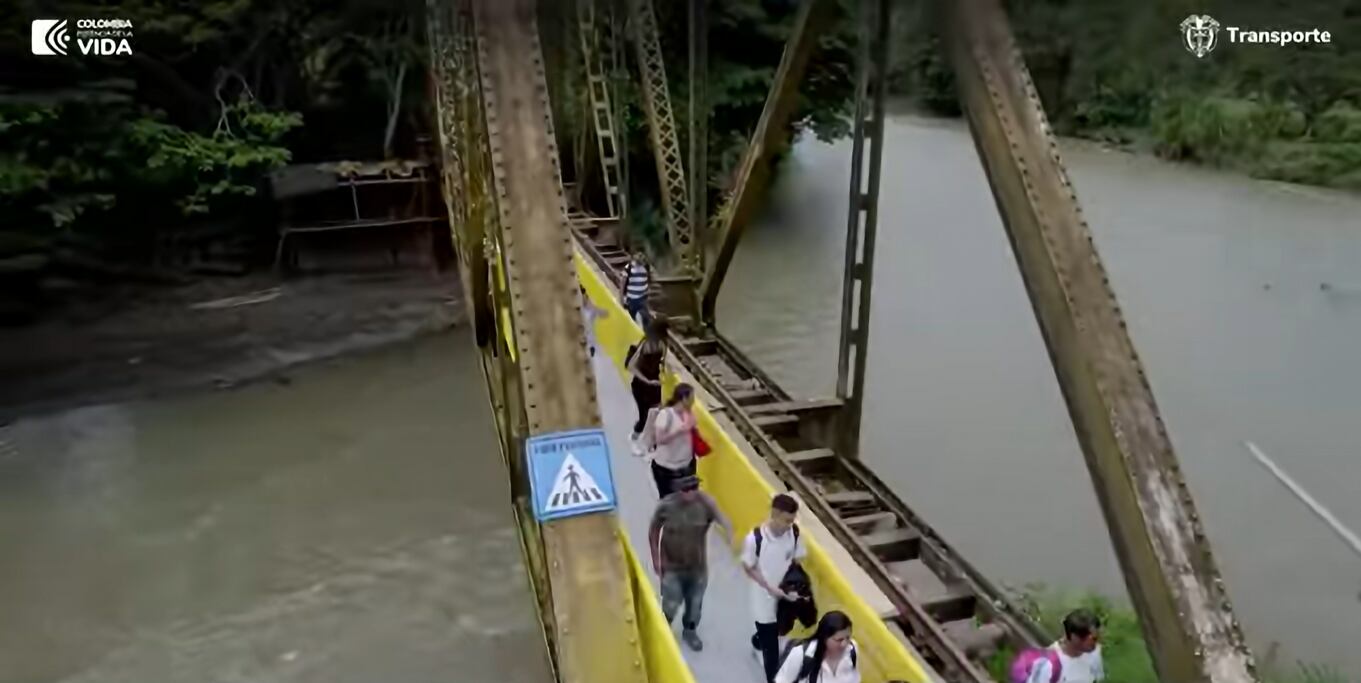 El puente tiene 1,44 metros de ancho y 57 metros de longitud, el cual sirve como pasarela peatonal para atravesar el afluente