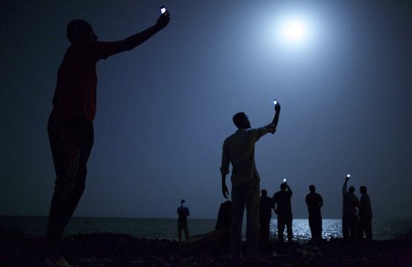 El fotógrafo estadounidense John Stanmeyer fue premiado por su foto de migrantes africanos en la costa de la ciudad de Yibuti. Se los ve levantando sus teléfonos en un intento de encontrar la señal de celular de la vecina Somalía. Stanmeyer es miembro fundador de la agencia de fotos VII. (EFE)
