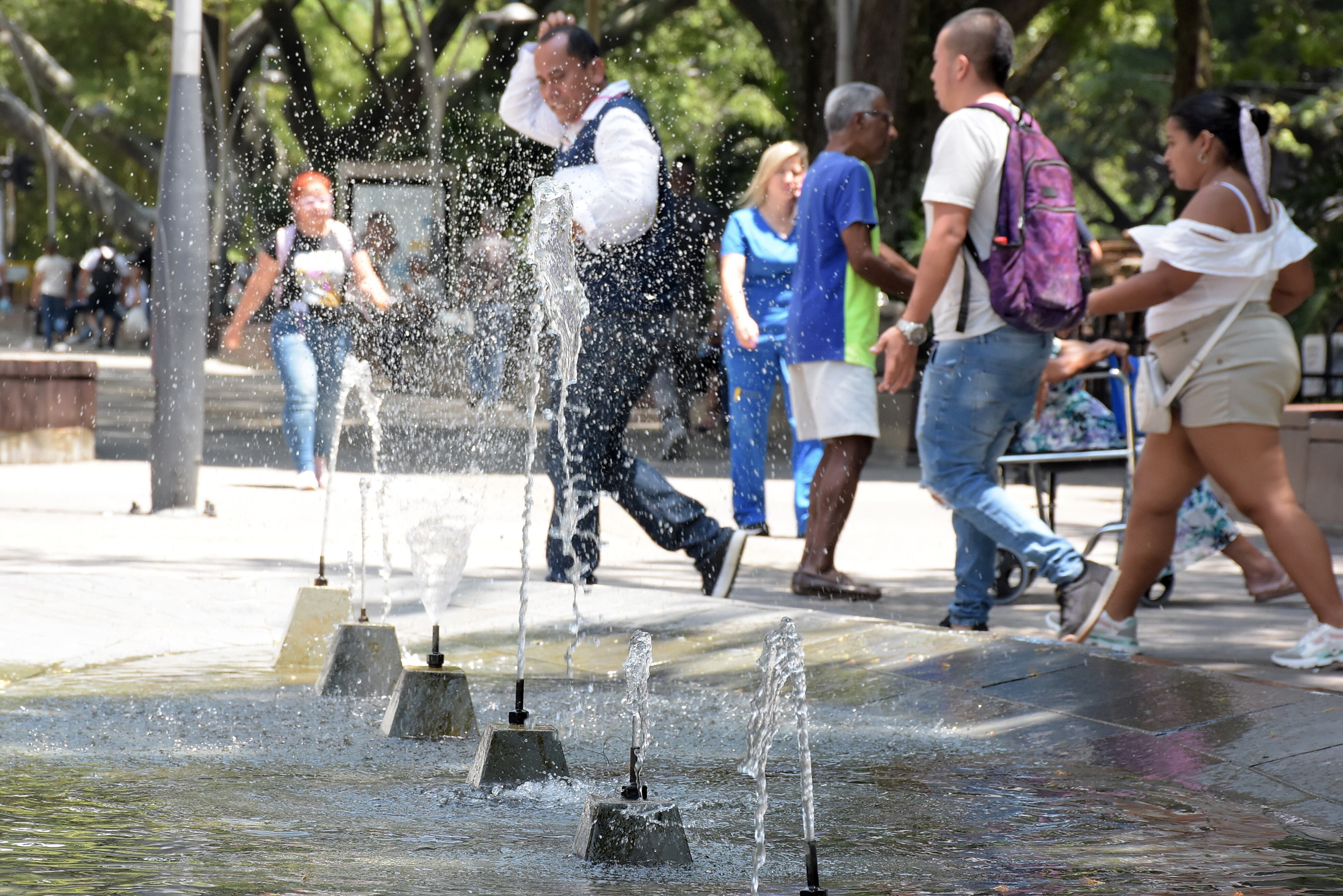 Santiago de Cali amaneció hoy con temperaturas aproximadas a los 34 Grados, esto debido al fenómeno del niño y los caleños se las ingenian para protegerse del inclemente sol que por estos días golpea a la ciudad.