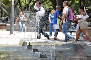 Santiago de Cali amaneció hoy con temperaturas aproximadas a los 34 Grados, esto debido al fenómeno del niño y los caleños se las ingenian para protegerse del inclemente sol que por estos días golpea a la ciudad.