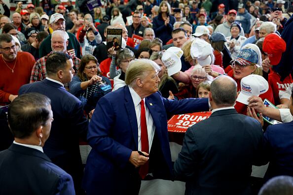 El presidente Trump está haciendo campaña en ciudades de Iowa antes del caucus del 15 de enero para que los republicanos de Iowa seleccionen al candidato de su partido para la carrera presidencial de 2024 (Foto de Anna Moneymaker/Getty Images)