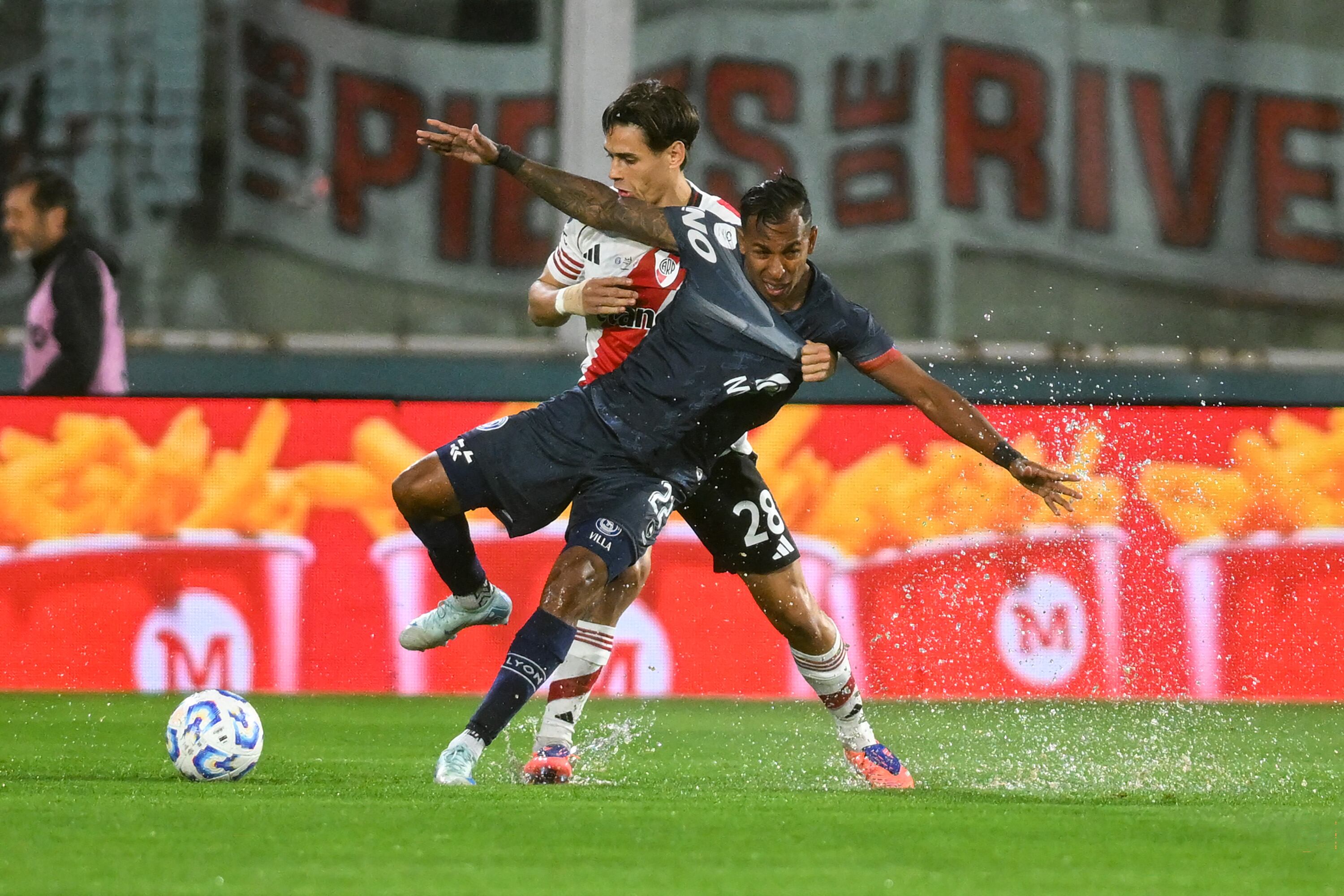 Sebastián Villa enfrentándose a River Plate