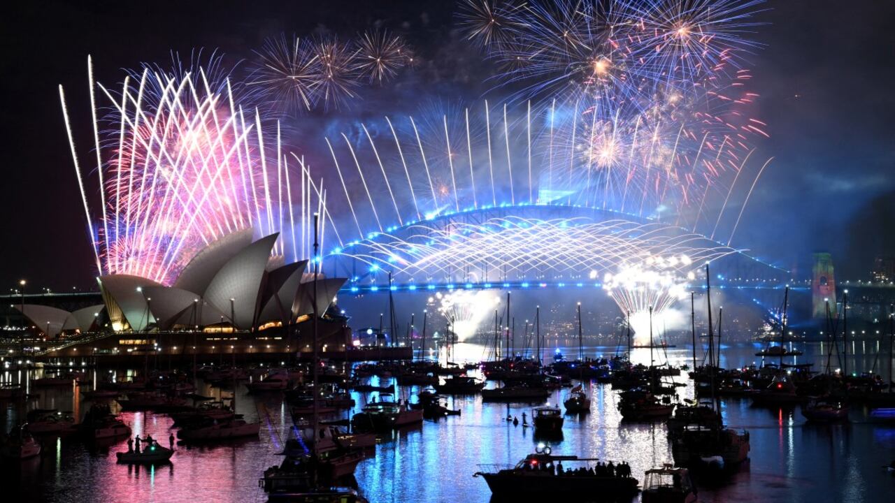 Los fuegos artificiales iluminaron el cielo de medianoche sobre el Puente del Puerto de Sídney.