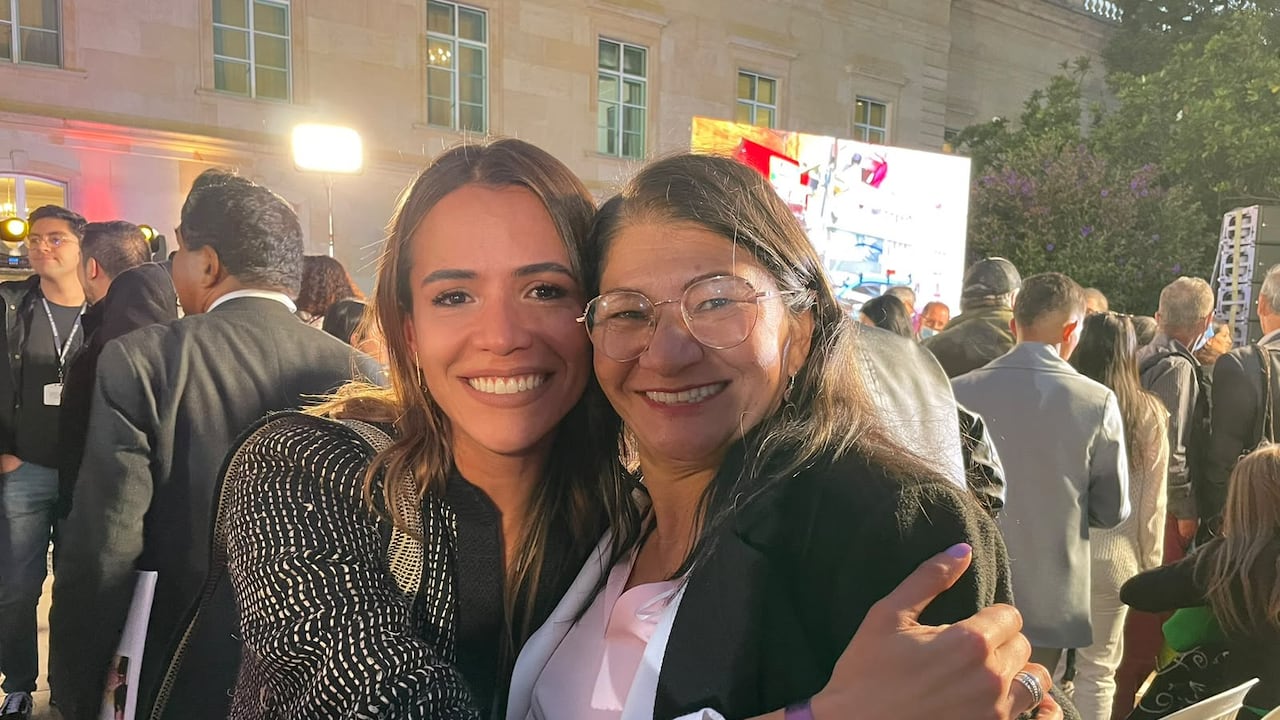 Esta es la foto que ha sido objeto de polémica donde está María Fernanda Carrascal y Sandra Ramírez.