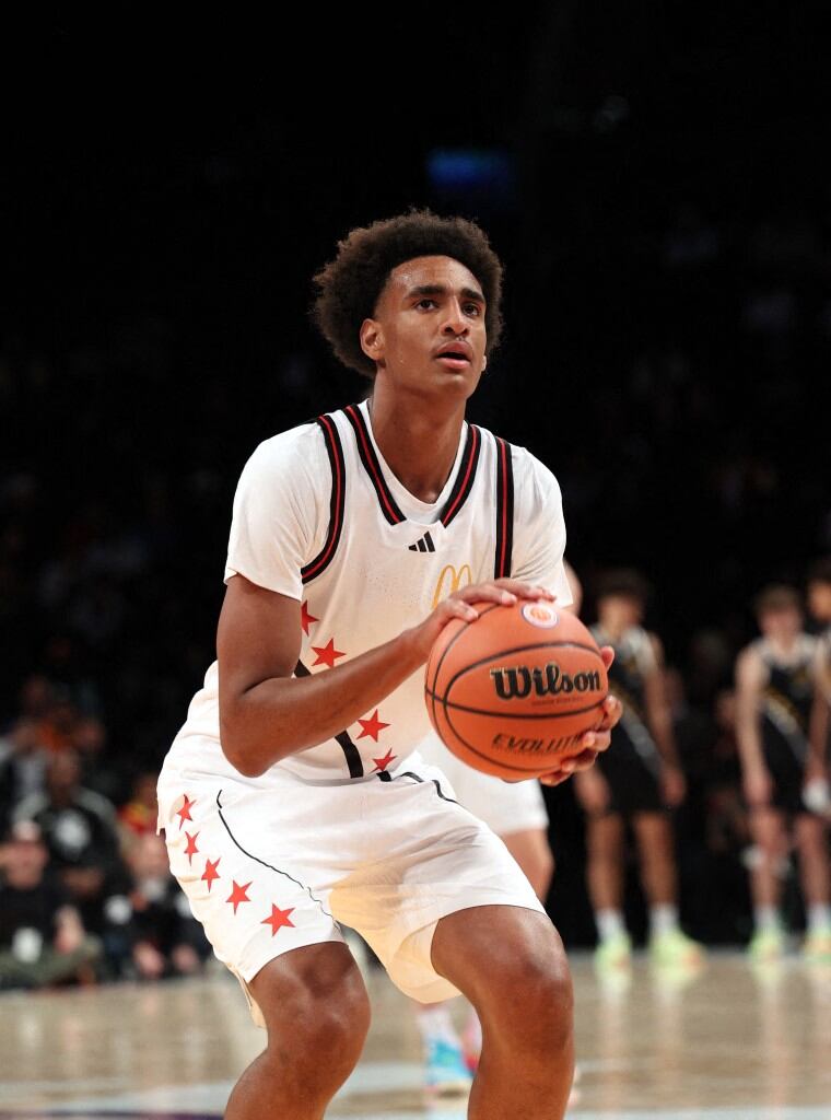 Alijah Arenas visto en la cancha durante los 48º Juegos Anuales McDonald's All-American con la actuación de medio tiempo de GloRilla en el Barclays Center el 1 de abril de 2025 en la ciudad de Nueva York