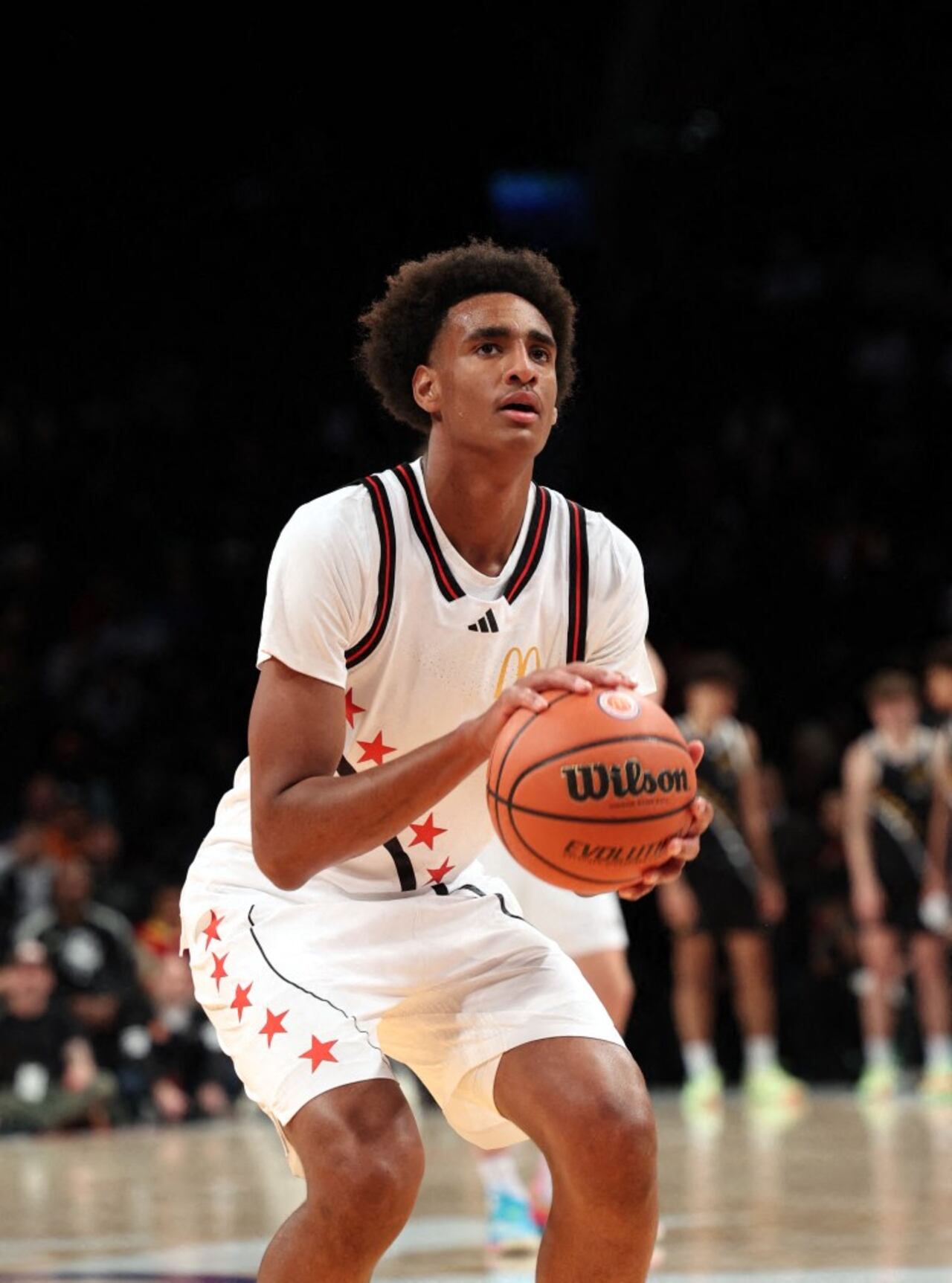 Alijah Arenas visto en la cancha durante los 48º Juegos Anuales McDonald's All-American con la actuación de medio tiempo de GloRilla en el Barclays Center el 1 de abril de 2025 en la ciudad de Nueva York