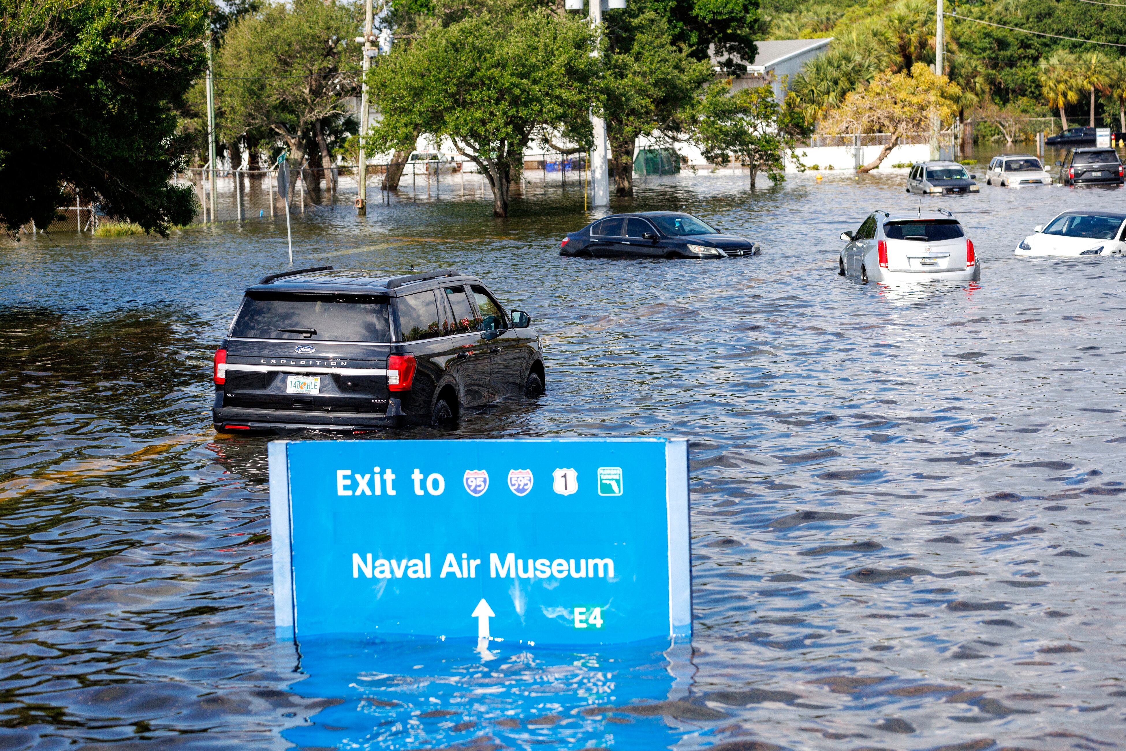 Vehículos sumergidos en una calle inundada por fuertes lluvias en West Perimeter Road en Fort Lauderdale, Florida