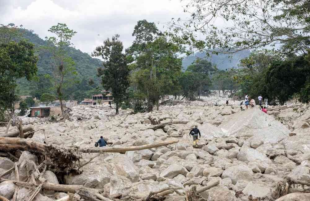 Varias personas caminan en medio de miles de rocas dejadas por una avalancha, el miércoles 5 de abril de 2017 en Mocoa, Putumayo, la noche del 31 de marzo. El desastre fue producido por el desbordamiento de los ríos Mocoa, Mulato y Sangoyaco dejando hasta el momento 301 víctimas mortales y un indeterminado numero de desaparecidos. Foto: Carlos Julio Martínez / Enviado Especial de Semana