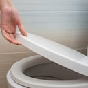 Cerrando la tapa del inodoro