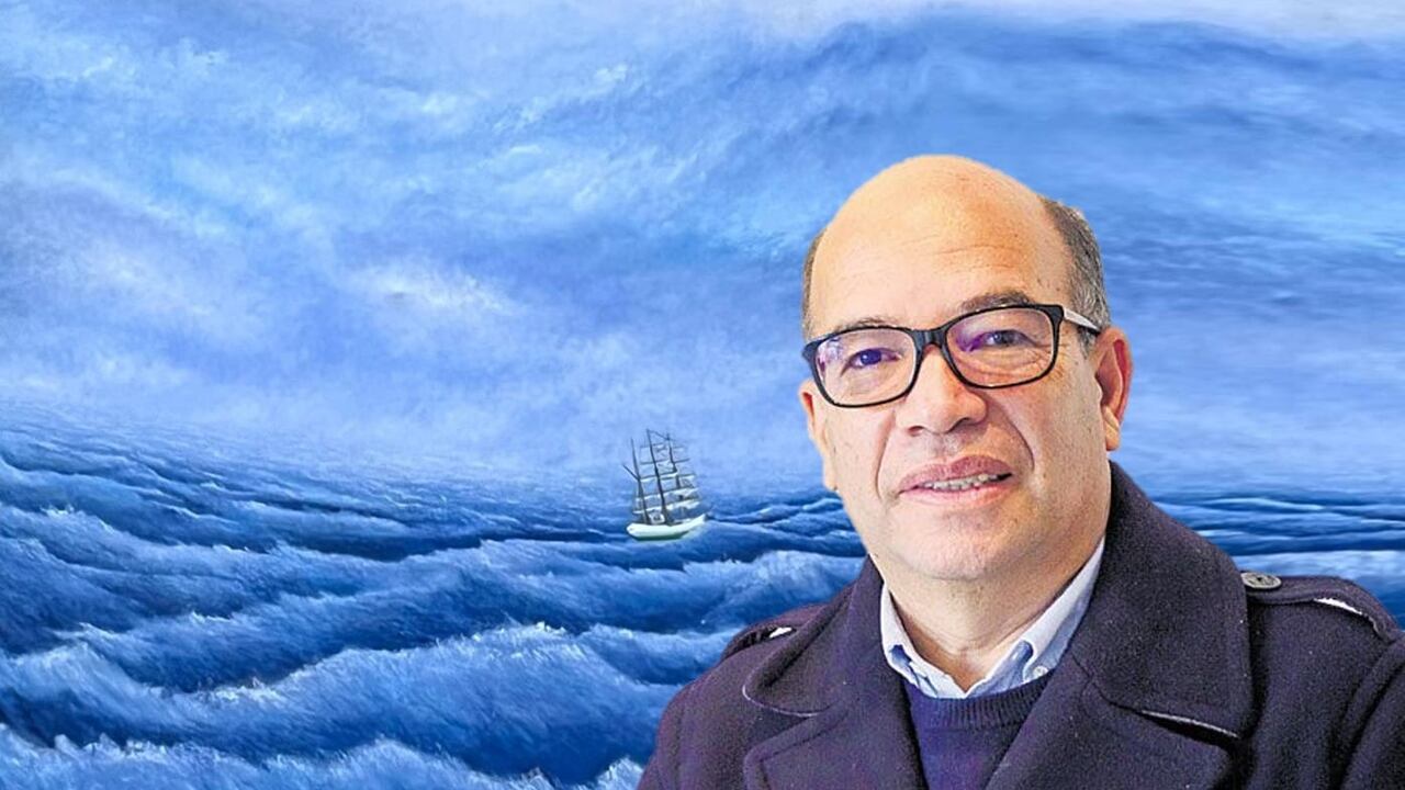 Luis Ernesto Ortiz, paisajista colombiano, con su obra el mural 'Siempre avante. Buen viento y buena mar!'.