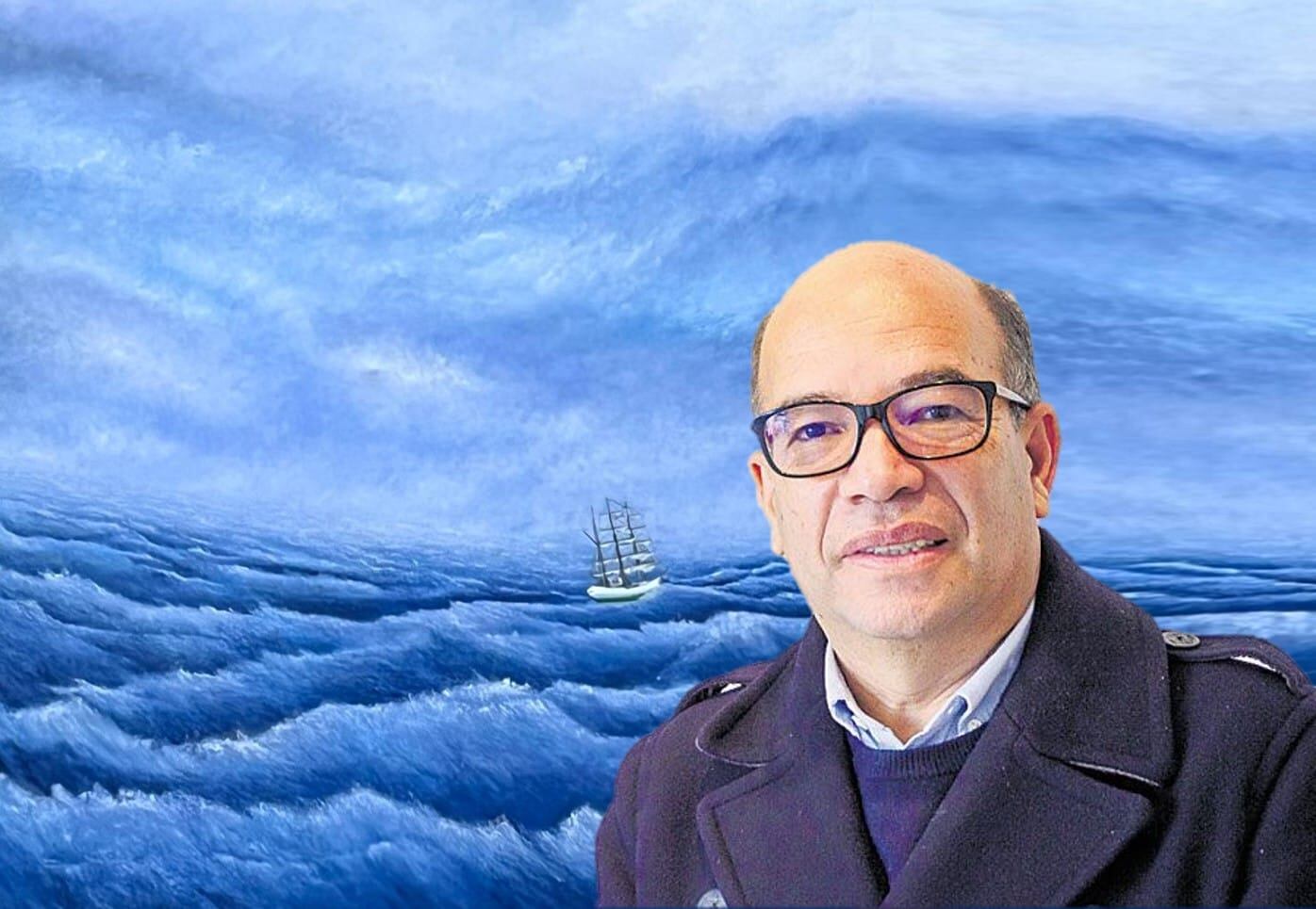 Luis Ernesto Ortiz, paisajista colombiano, con su obra el mural 'Siempre avante. Buen viento y buena mar!'.