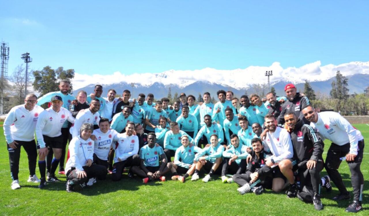 Carlos Lajud (primero de izquierda a derecha), jefe de comunicaciones de la FCF