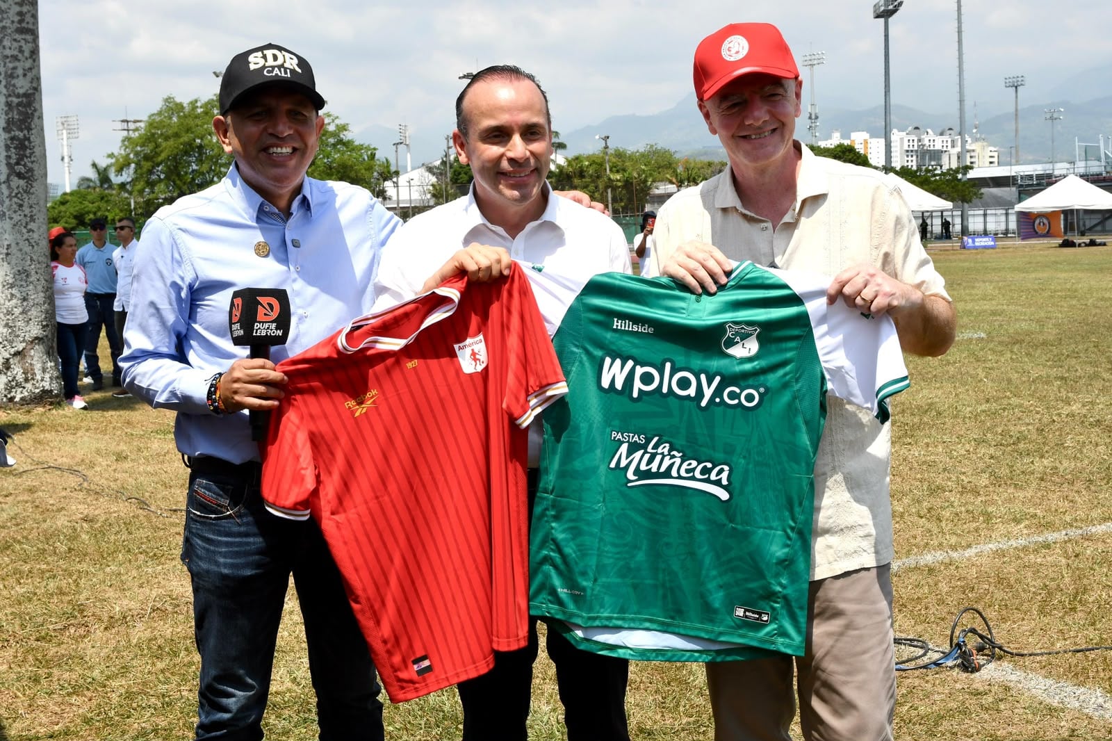 Gianni Infantino estuvo acompañado del alcalde Alejandro Eder y recibió como presente las camisetas de los equipos más representativos de la ciudad.