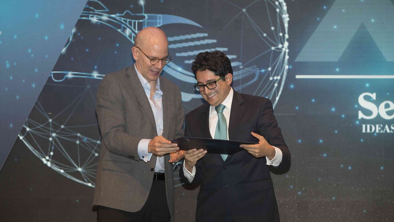 Alejandro Santos Rubino, director de Semana, le entrega a Mauricio Ochoa Suarez el premio a 'Mejor Reportaje Escrito 2018'.