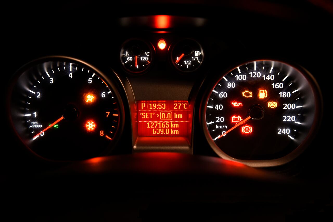 Detrás de cada color que destella en el tablero de un automóvil yace una historia de advertencia que los conductores no pueden permitirse ignorar. Cada matiz cuenta una historia sobre la salud y el funcionamiento del vehículo.
