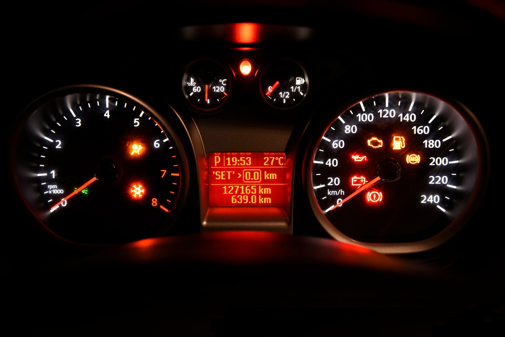 Detrás de cada color que destella en el tablero de un automóvil yace una historia de advertencia que los conductores no pueden permitirse ignorar. Cada matiz cuenta una historia sobre la salud y el funcionamiento del vehículo.