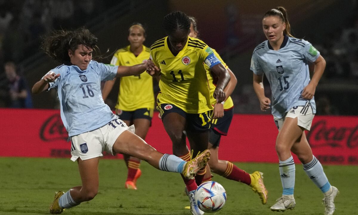 La colombiana Linda Caicedo (centro) avanza con el balón ante España en la final del Mundial femenino Sub17, en Mumbai, India, el domingo 30 de octubre de 2022. (AP/Rafiq Maqbool)