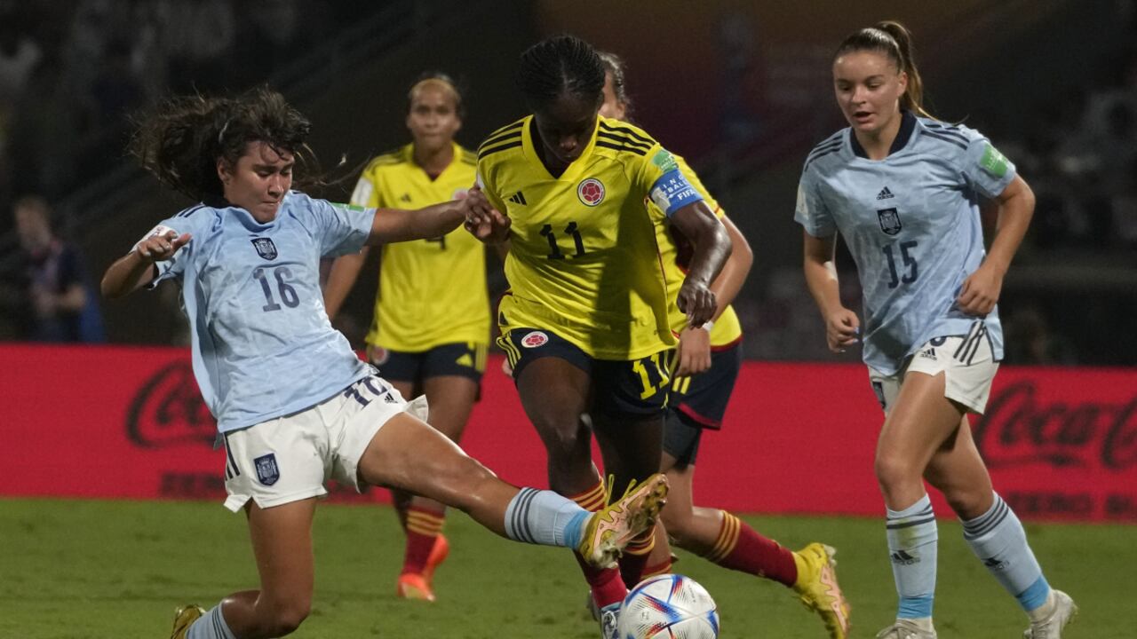 La colombiana Linda Caicedo (centro) avanza con el balón ante España en la final del Mundial femenino Sub17, en Mumbai, India, el domingo 30 de octubre de 2022. (AP/Rafiq Maqbool)