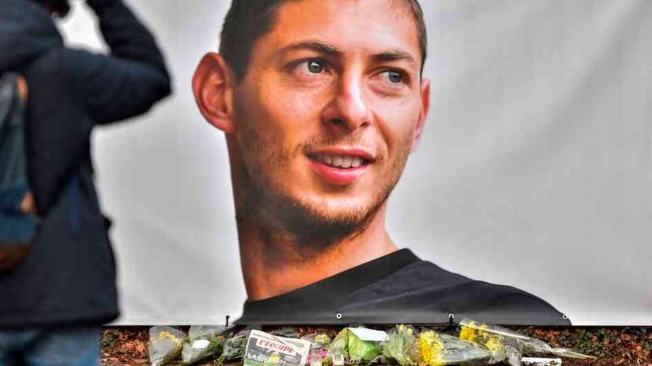 Fanáticos de Nantes dejaron flores ante un retrato del jugador argentino Emiliano Sala luego de que el avión en el que viajaba desapareciera el lunes.