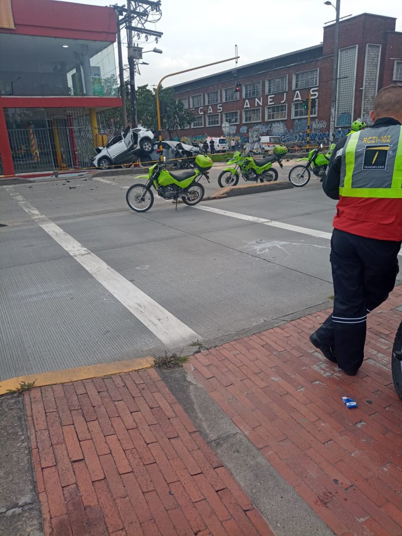Un fatal accidente en la calle 13 con carrera 43 cobró la vida de una persona, aparentemente por un semáforo en rojo.