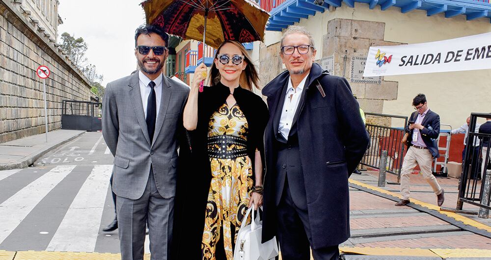Los actores que celebran el fruto de su esfuerzo en campaña: Julián Román, Marcela Valencia y Fabio Rubiano.