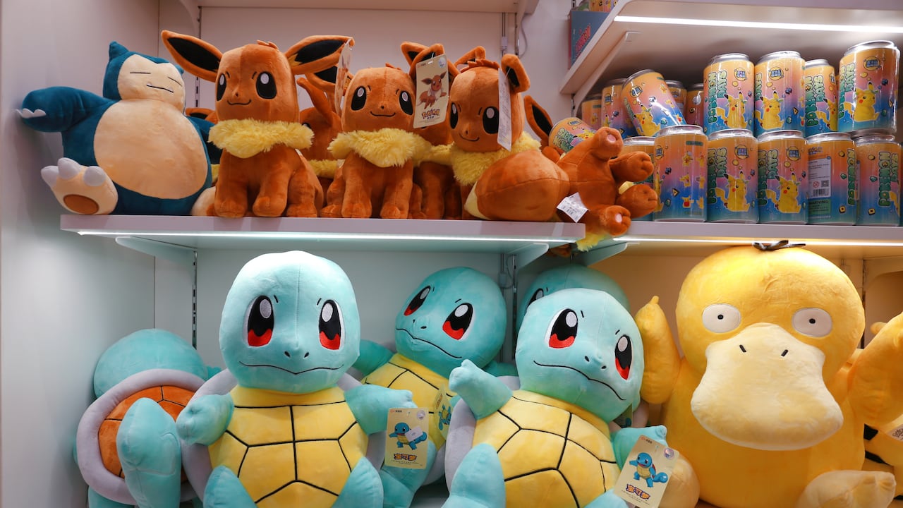 La delegación de Japón le regaló un Pokémon a Gabriel Boric, quien tomará posesión como presidente de Chile este 11 de marzo. (Photo by Chen Yuyu/VCG via Getty Images)