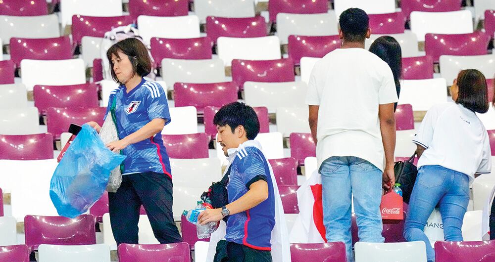 Los japoneses recogen los desechos en el estadio. 