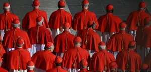 Los nuevos cardenales se arrodillarán frente al papa para recibir su capelo cardenalicio, cuyo color rojo escarlata evoca la sangre derramada por Cristo en la cruz. Foto: AFP