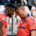 Duvan Zapata celebra con Merih Demiral después de anotar el primer gol de su equipo en el partido entre la Juventus y el Atalanta.