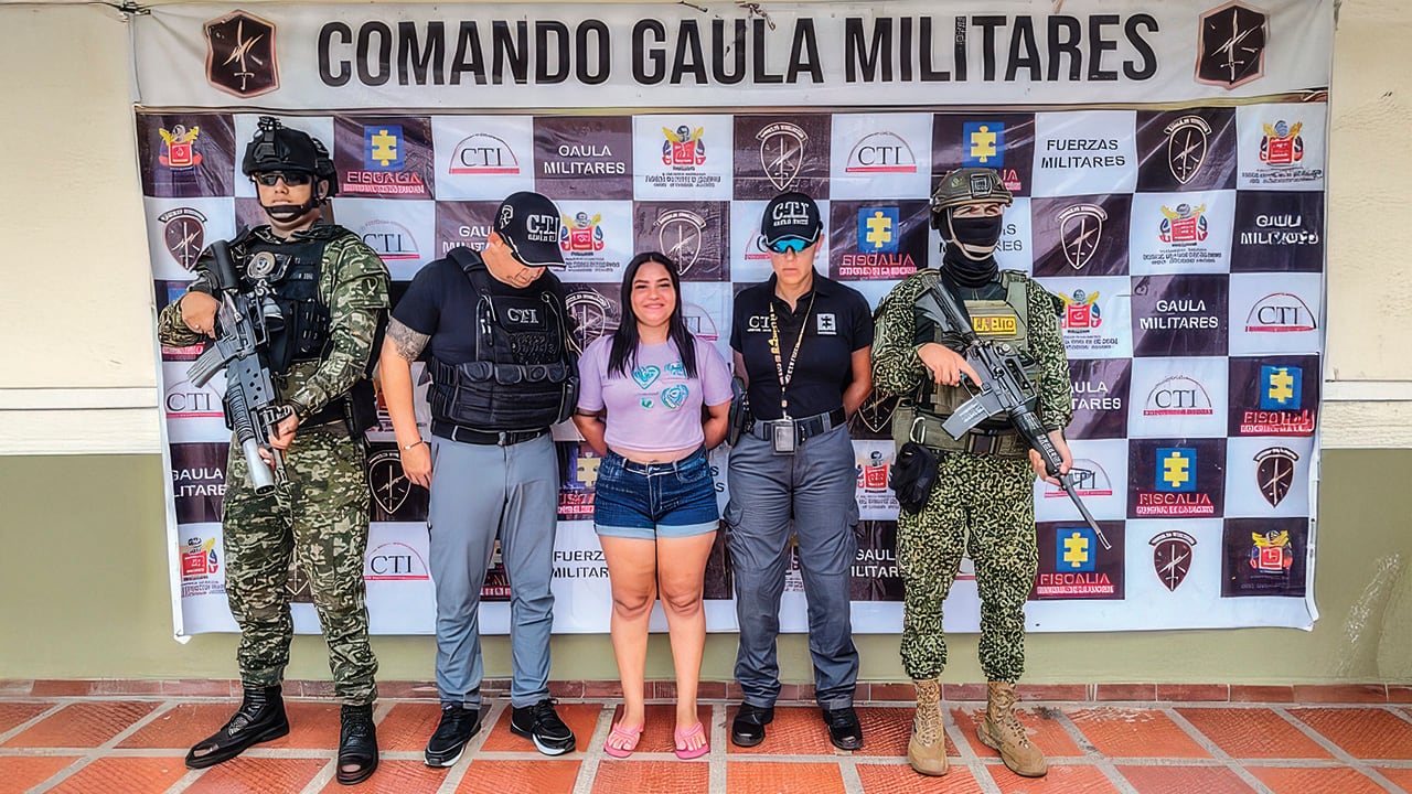 Alias la Bebecita había sido capturada por las autoridades. Un juez le concedió la casa por cárcel y se fugó con alias Bendito Menor.
