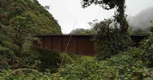 Uno de los puentes de la variante San Francisco – Mocoa quedó a medias y está siendo devorado por el óxido. Foto: María Fernanda Lizcano | Movilidad