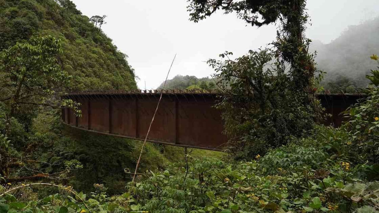 Uno de los puentes de la variante San Francisco – Mocoa quedó a medias y está siendo devorado por el óxido. Foto: María Fernanda Lizcano | Movilidad