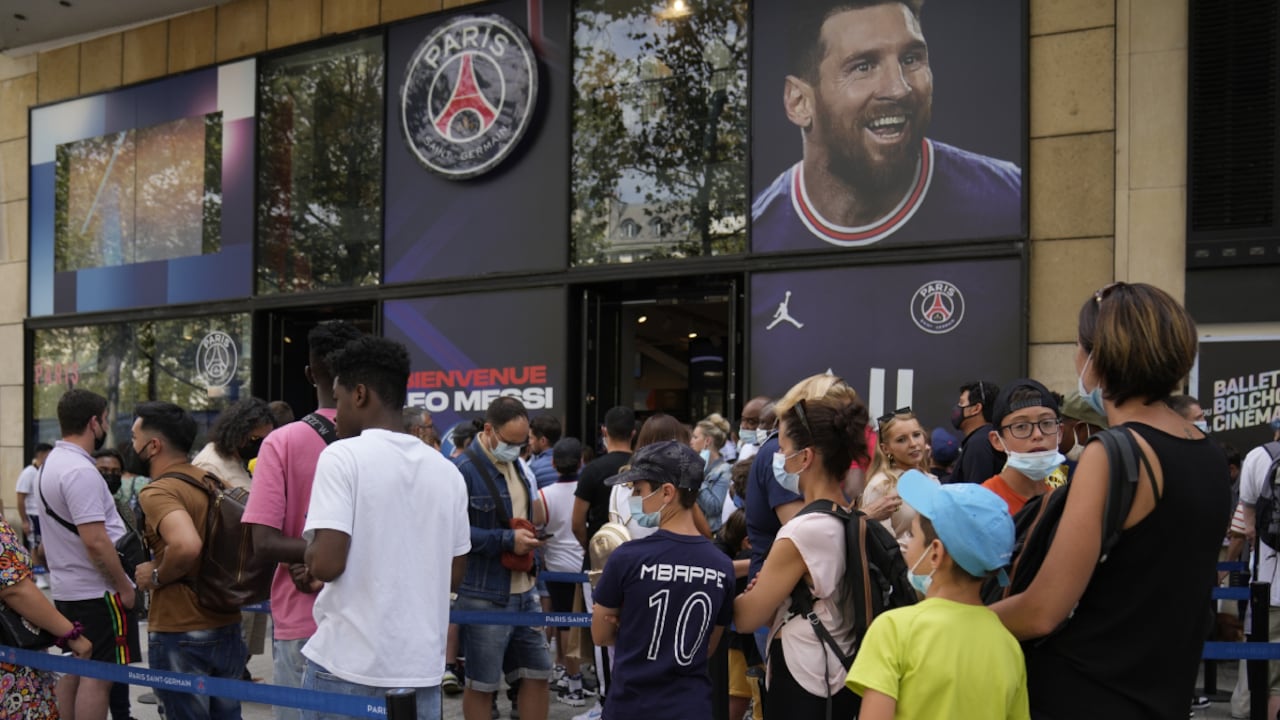 Hinchas en las afueras de la tienda de PSG para comprar la camiseta de Messi