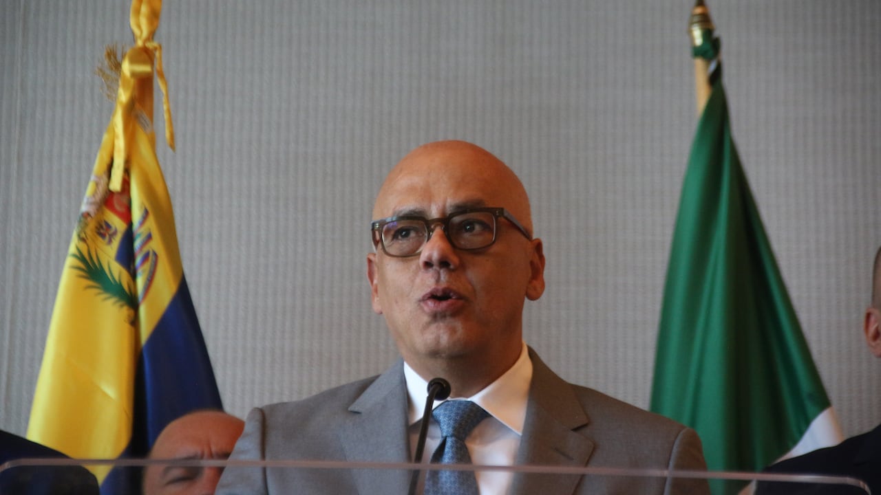 Jorge Rodríguez, presidente de la Asamblea Nacional de Venezuela y jefe del equipo negociador de Nicolás Maduro, junto con miembros del gobierno venezolano, hablan con los medios de comunicación, en Ciudad de México