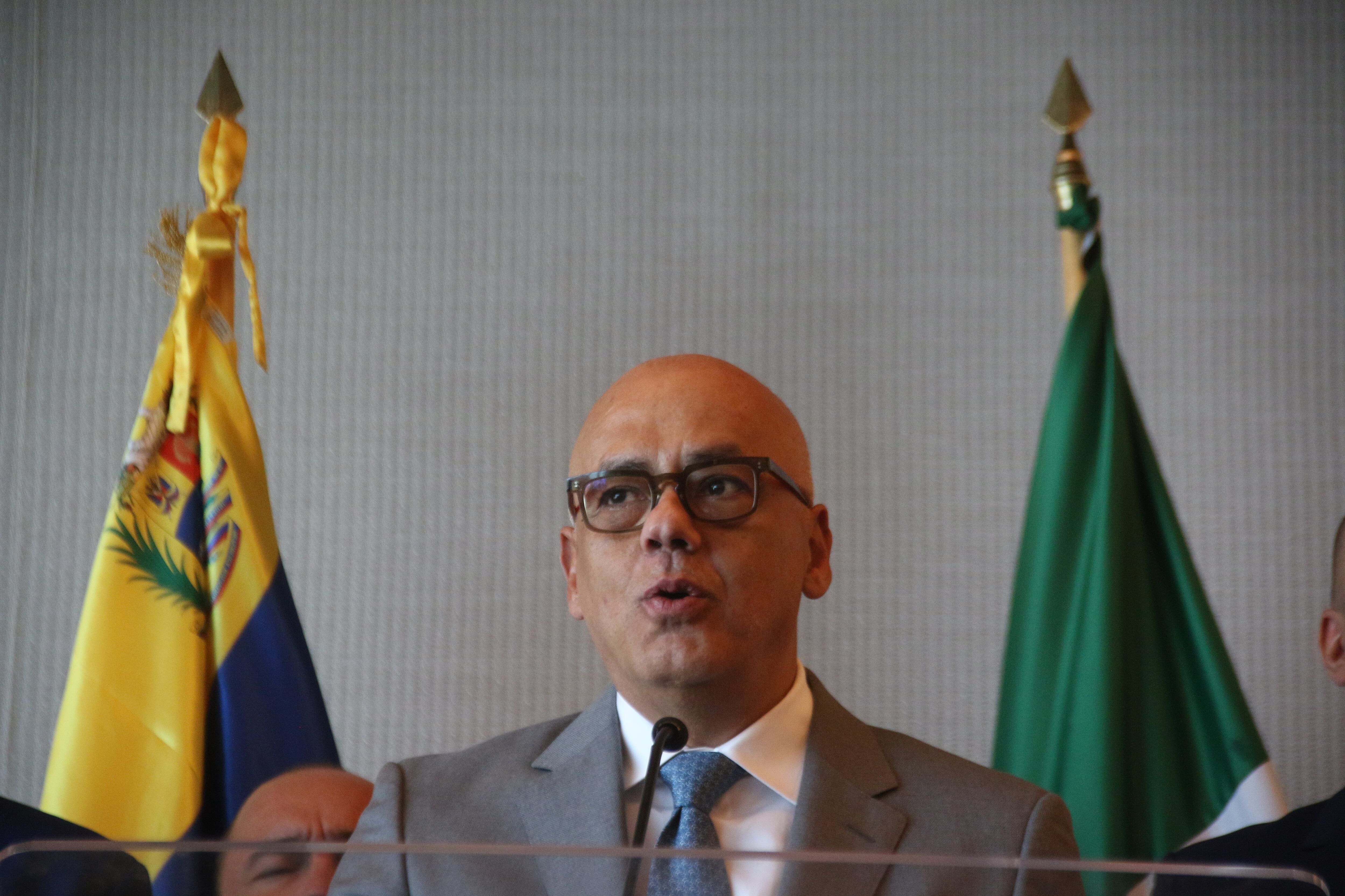 Jorge Rodríguez, presidente de la Asamblea Nacional de Venezuela y jefe del equipo negociador de Nicolás Maduro, junto con miembros del gobierno venezolano, hablan con los medios de comunicación, en Ciudad de México