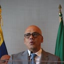 Jorge Rodríguez, presidente de la Asamblea Nacional de Venezuela y jefe del equipo negociador de Nicolás Maduro, junto con miembros del gobierno venezolano, hablan con los medios de comunicación, en Ciudad de México