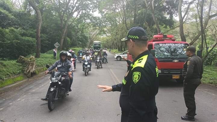 Un bus chocó de frente contra una vehículo de carga