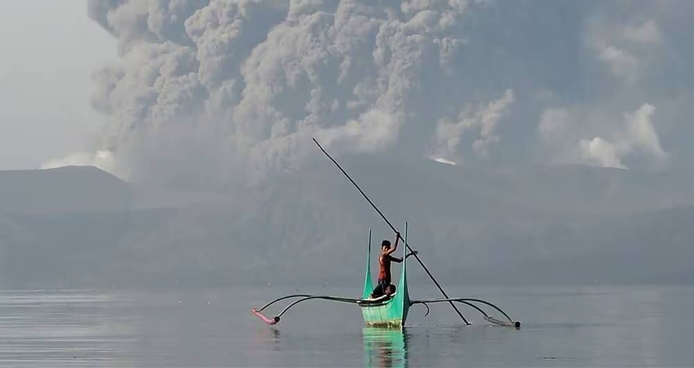 Filipinas es una isla que está expuesta a los Tsunamis por sus condiciones sismológicas. Hay constantes temblores y ya se han presentado desastres naturales. Tienen uno de los volcanes más peligros activos del mundo.