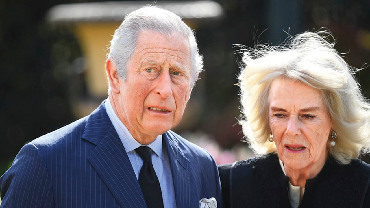 ¿Se parecen? Este hombre insiste en que es hijo del príncipe Carlos y Camilla Parker