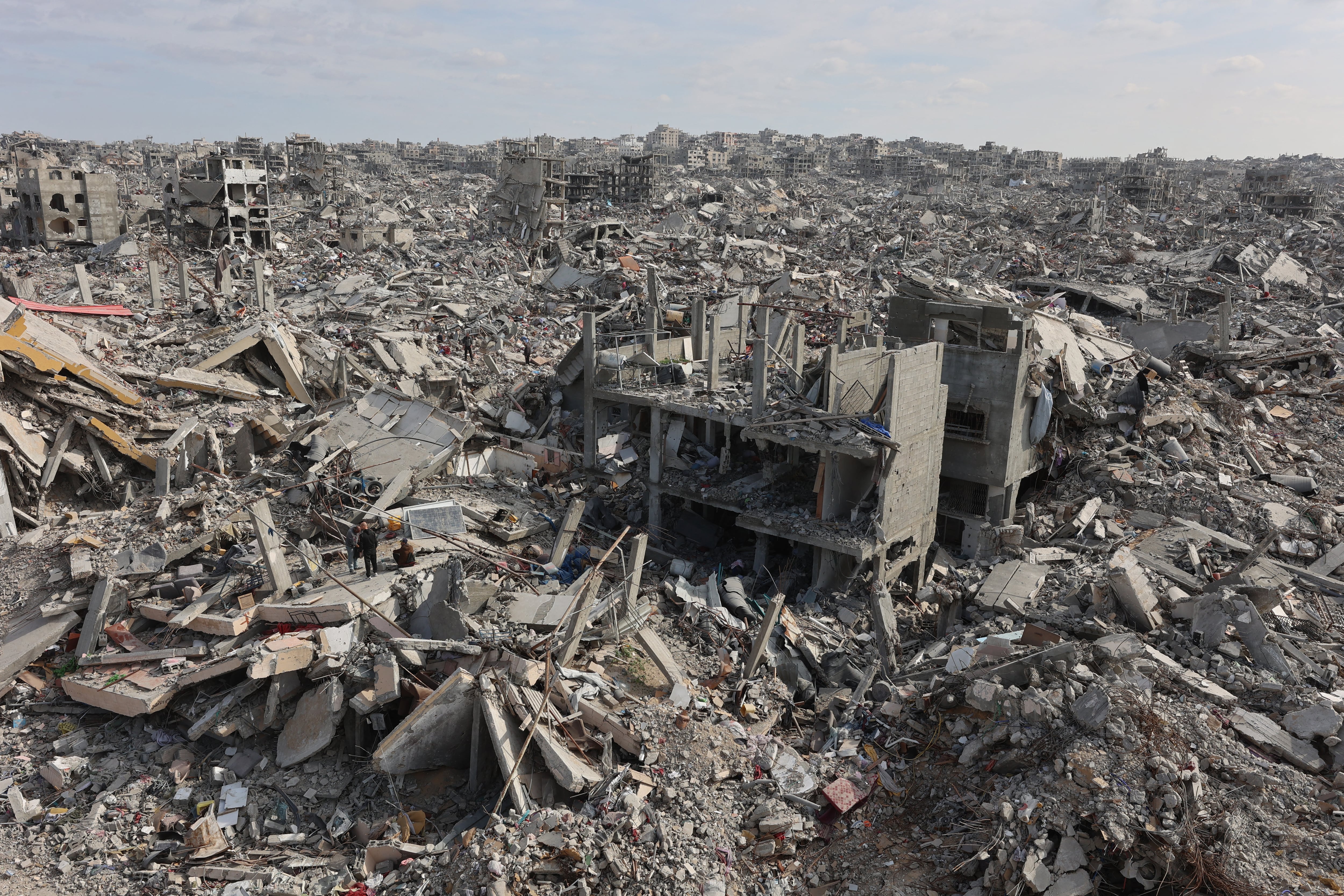 Palestinos desplazados que regresan al campo de refugiados de Jabalia, devastado por la guerra, en el norte de la Franja de Gaza.