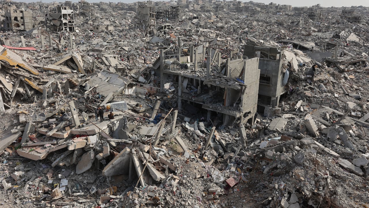 Palestinos desplazados que regresan al campo de refugiados de Jabalia, devastado por la guerra, en el norte de la Franja de Gaza.