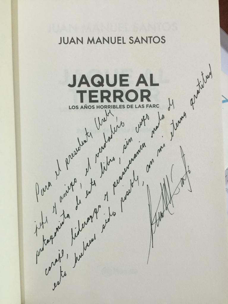 Así le autografió Juan Manuel Santos su libro a Álvaro Uribe.