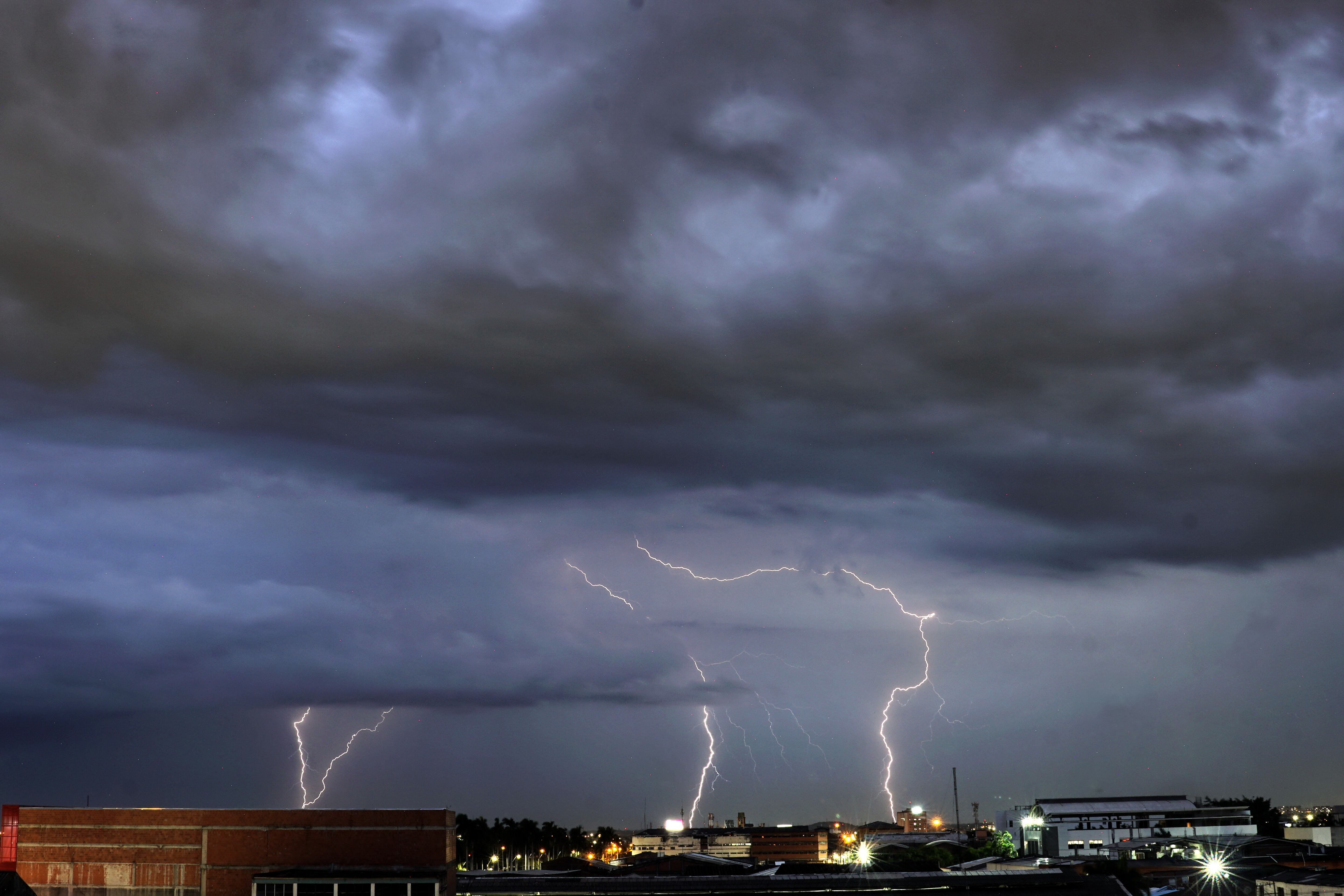 Según el pronóstico del tiempo, en Cali y Valle del Cauca, se presentarán en la tarde lluvias, acompañadas de tormentas eléctricas, igual que la noche de ayer, martes 18 de febrero. Es importante recordar que durante estas tormentas no se debe hacerse cerca de los árboles. La semana pasada,  cuatro mujeres perdieron la vida, tras ser alcanzadas por un rayo durante la final de un campeonato de fútbol femenino, en el municipio de Cajibío en el Cauca. Foto Jorge Orozco / El País.