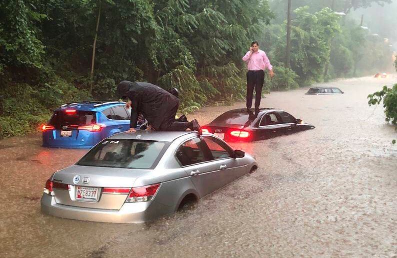 Automovilistas varados en una sección inundada de Canal Road en Washington, durante una fuerte tormenta, el lunes 8 de julio de 2019. (Dave Dildine / WTOP a través de AP)