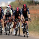 LA MANGA, ESPAÑA - 21 DE AGOSTO: (LR) Juan Sebastián Molano Benavides de Colombia y UAE Team Emirates, Adam Yates de Reino Unido y Team INEOS Grenadiers, Egan Arley Bernal Gomez de Colombia y Team INEOS Grenadiers mejor camiseta joven blanca compiten durante la 76a. Vuelta a España 2021, Etapa 8 una etapa de 173,7 km desde Santa Pola a La Manga del Mar Menor / @lavuelta / # LaVuelta21 / el 21 de agosto de 2021 en La Manga, España. (Foto de Gonzalo Arroyo Moreno / Getty Images)