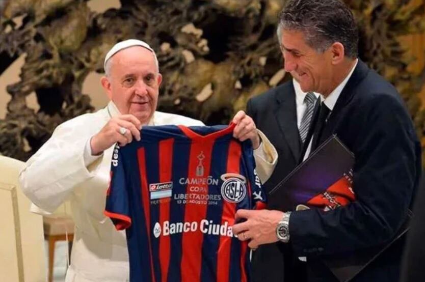Papa Francisco posando con una camiseta de sus amores, el San Lorenzo.