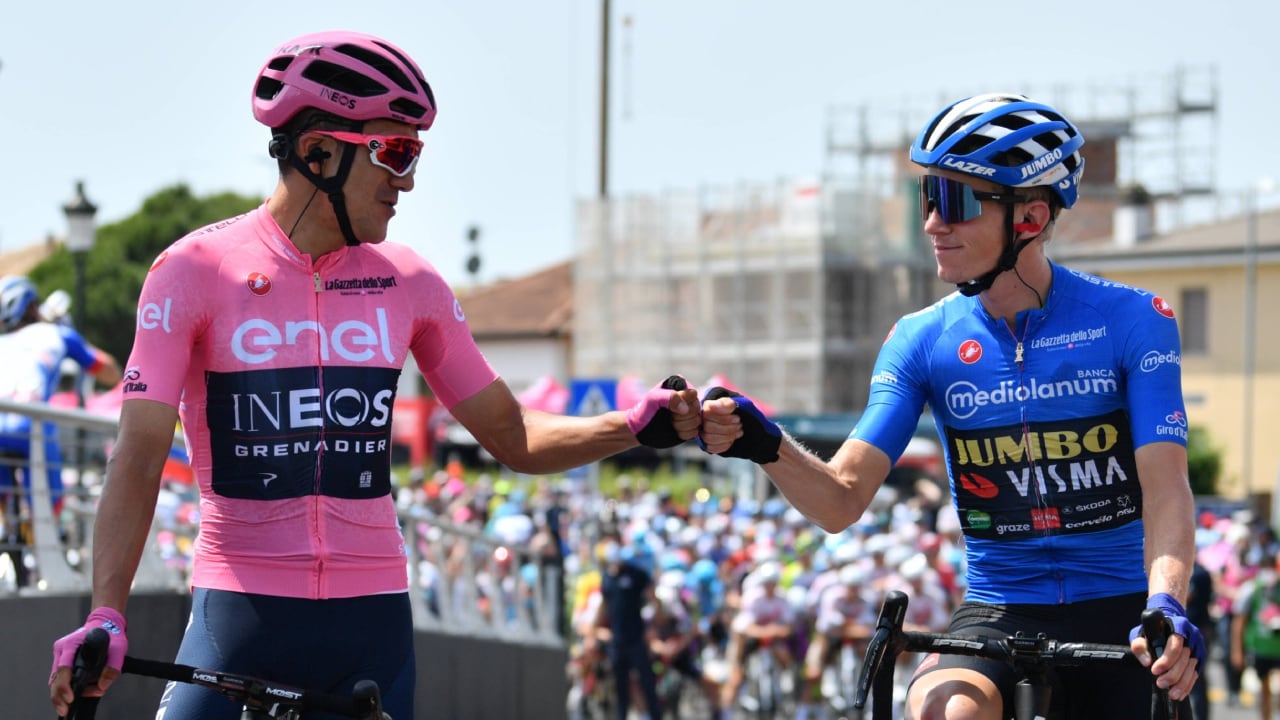 Richard Carapaz y Koen Bouwman chocando los puños antes de la etapa 19 del Giro de Italia
