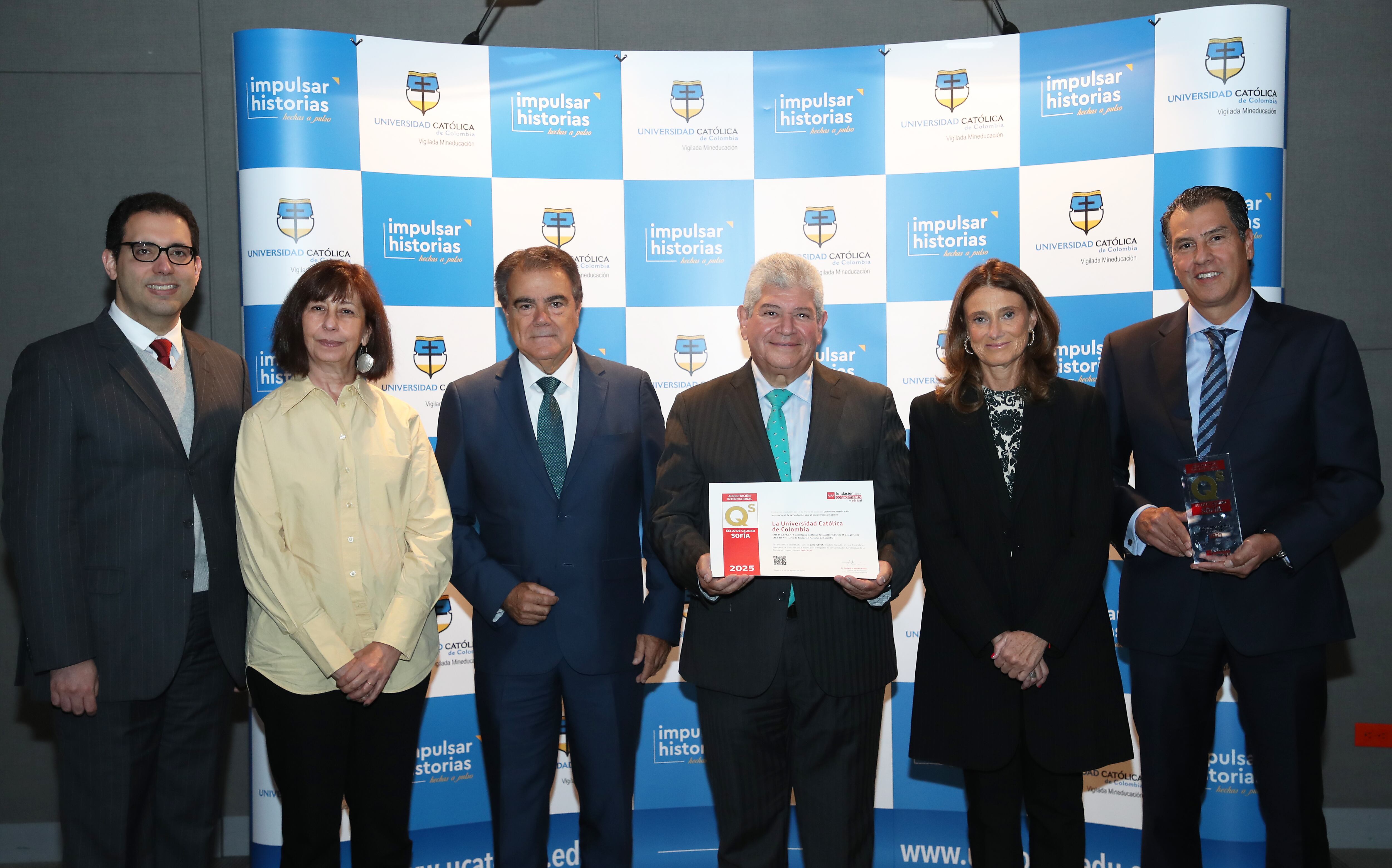 De izquierda a derecha: Gabriel Angulo, decano académico de la Universidad Católica de Colombia (UCC); Joana Lloret Cantero, agregada de Educación de la Embajada de España en Colombia; Federico Morán, director de la Fundación para el Conocimiento Madri+d; Ricardo López Blum, vicerrector de la División de Gestión del Talento Humano de la UCC; Rocío Pérez, secretaria del Comité de Acreditación Internacional de la Fundación para el conocimiento Madri+d; Edgar Gómez, vicepresidente de la UCC.