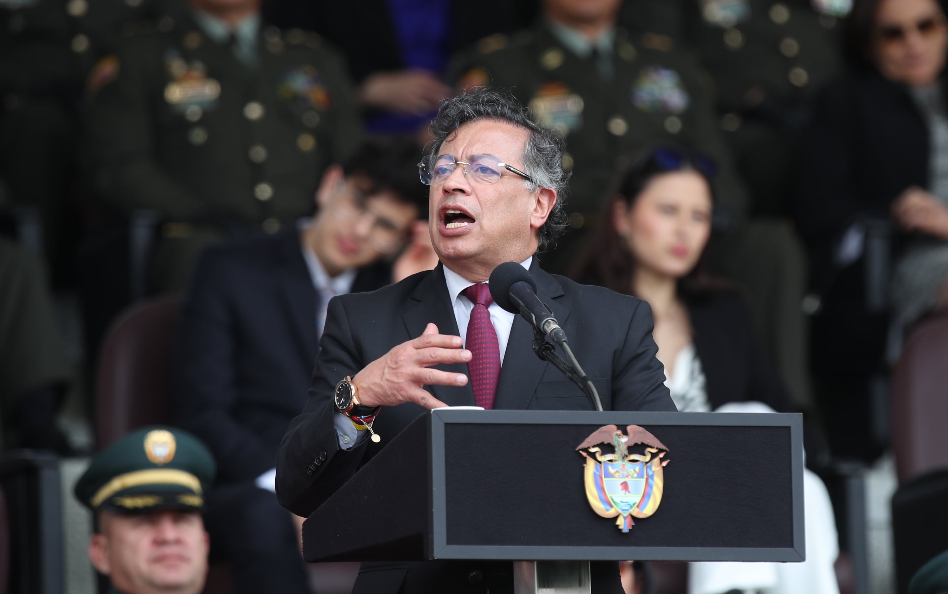 Presidente Gustavo Petro en la ceremonia de presentación del nuevo Director General de la Policía Nacional, Brigadier General Carlos Fernando Triana Beltrán, en compañía del Ministro de Defensa Nacional, Iván Velásquez
